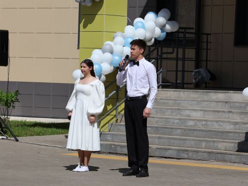 Сәләтле балалар өчен гуманитар гимназиядә Соңгы кыңгырау бәйрәме: Ак юллар сезгә, балалар!