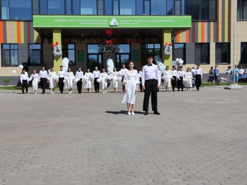 Сәләтле балалар өчен гуманитар гимназиядә Соңгы кыңгырау бәйрәме: Ак юллар сезгә, балалар!