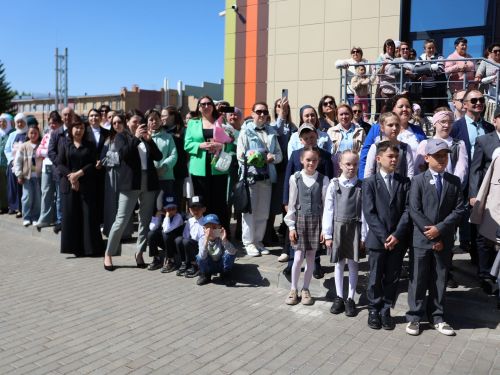 Сәләтле балалар өчен гуманитар гимназиядә Соңгы кыңгырау бәйрәме: Ак юллар сезгә, балалар!