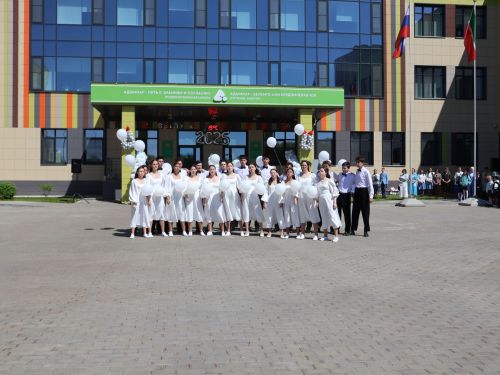 Сәләтле балалар өчен гуманитар гимназиядә Соңгы кыңгырау бәйрәме: Ак юллар сезгә, балалар!