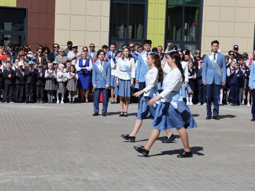 Сәләтле балалар өчен гуманитар гимназиядә Соңгы кыңгырау бәйрәме: Ак юллар сезгә, балалар!