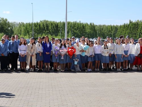 Сәләтле балалар өчен гуманитар гимназиядә Соңгы кыңгырау бәйрәме: Ак юллар сезгә, балалар!