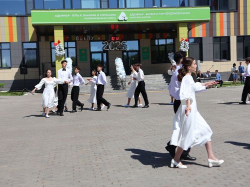 Сәләтле балалар өчен гуманитар гимназиядә Соңгы кыңгырау бәйрәме: Ак юллар сезгә, балалар!