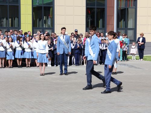 Сәләтле балалар өчен гуманитар гимназиядә Соңгы кыңгырау бәйрәме: Ак юллар сезгә, балалар!