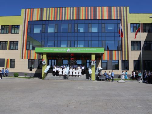 Сәләтле балалар өчен гуманитар гимназиядә Соңгы кыңгырау бәйрәме: Ак юллар сезгә, балалар!
