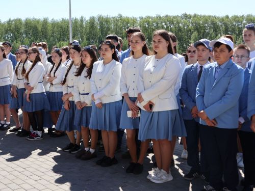 Сәләтле балалар өчен гуманитар гимназиядә Соңгы кыңгырау бәйрәме: Ак юллар сезгә, балалар!