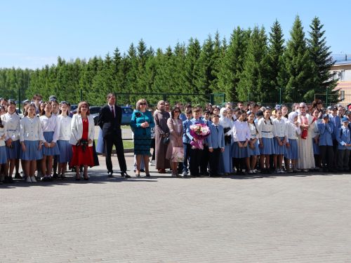 Сәләтле балалар өчен гуманитар гимназиядә Соңгы кыңгырау бәйрәме: Ак юллар сезгә, балалар!