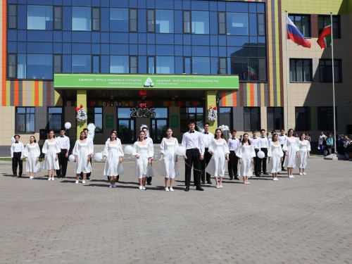Сәләтле балалар өчен гуманитар гимназиядә Соңгы кыңгырау бәйрәме: Ак юллар сезгә, балалар!