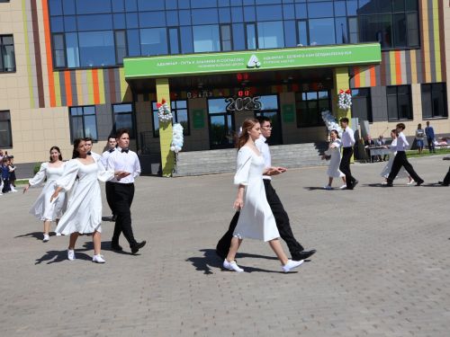 Сәләтле балалар өчен гуманитар гимназиядә Соңгы кыңгырау бәйрәме: Ак юллар сезгә, балалар!