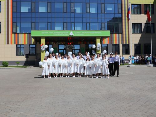 Сәләтле балалар өчен гуманитар гимназиядә Соңгы кыңгырау бәйрәме: Ак юллар сезгә, балалар!