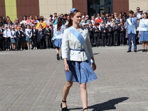 Сәләтле балалар өчен гуманитар гимназиядә Соңгы кыңгырау бәйрәме: Ак юллар сезгә, балалар!