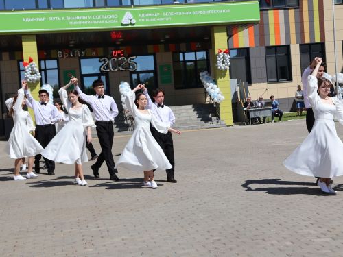 Сәләтле балалар өчен гуманитар гимназиядә Соңгы кыңгырау бәйрәме: Ак юллар сезгә, балалар!