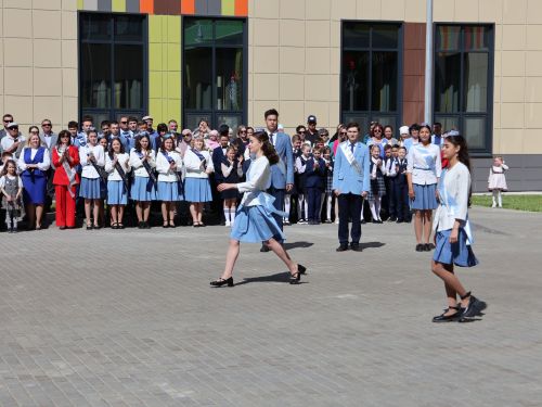 Сәләтле балалар өчен гуманитар гимназиядә Соңгы кыңгырау бәйрәме: Ак юллар сезгә, балалар!