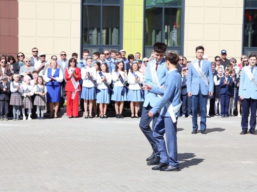Сәләтле балалар өчен гуманитар гимназиядә Соңгы кыңгырау бәйрәме: Ак юллар сезгә, балалар!