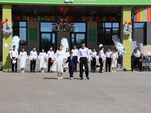 Сәләтле балалар өчен гуманитар гимназиядә Соңгы кыңгырау бәйрәме: Ак юллар сезгә, балалар!