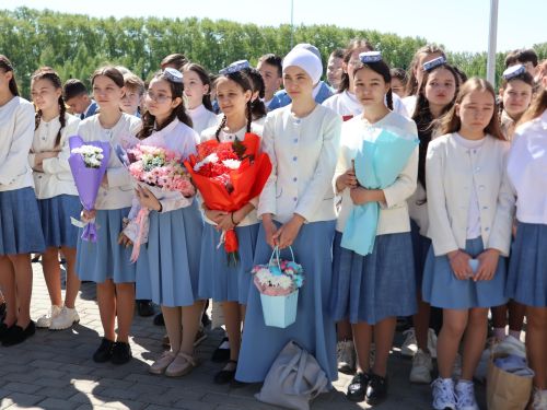 Сәләтле балалар өчен гуманитар гимназиядә Соңгы кыңгырау бәйрәме: Ак юллар сезгә, балалар!