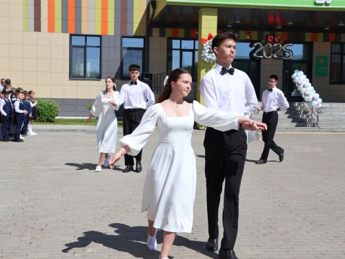 Сәләтле балалар өчен гуманитар гимназиядә Соңгы кыңгырау бәйрәме: Ак юллар сезгә, балалар!