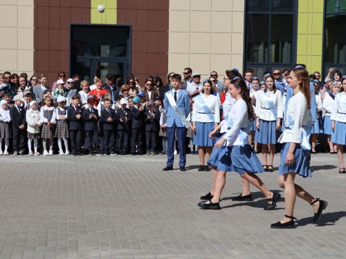 Сәләтле балалар өчен гуманитар гимназиядә Соңгы кыңгырау бәйрәме: Ак юллар сезгә, балалар!