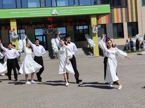 Сәләтле балалар өчен гуманитар гимназиядә Соңгы кыңгырау бәйрәме: Ак юллар сезгә, балалар!