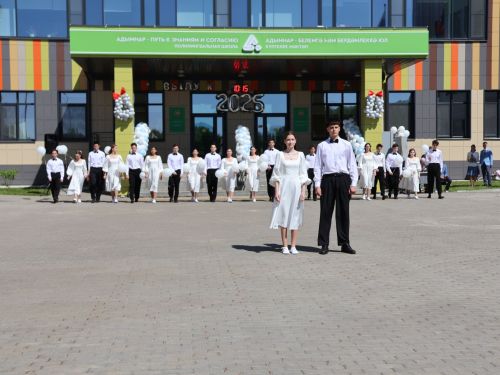 Сәләтле балалар өчен гуманитар гимназиядә Соңгы кыңгырау бәйрәме: Ак юллар сезгә, балалар!