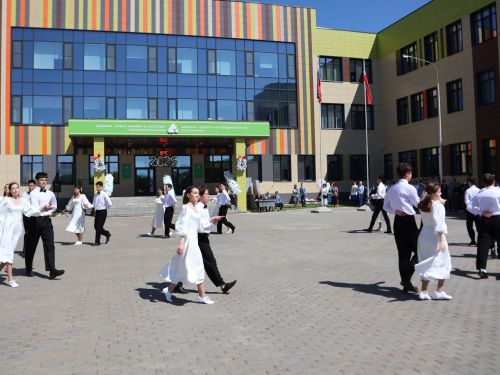Сәләтле балалар өчен гуманитар гимназиядә Соңгы кыңгырау бәйрәме: Ак юллар сезгә, балалар!