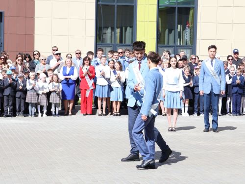 Сәләтле балалар өчен гуманитар гимназиядә Соңгы кыңгырау бәйрәме: Ак юллар сезгә, балалар!