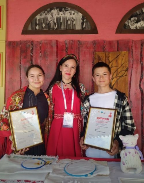 «Каравон» бәйрәмендә Яңа Әлем яшьләре мактау кәгазе белән бүләкләнделәр