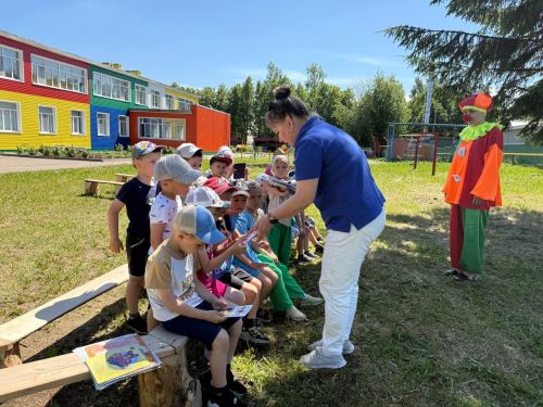 Әкият геройлары һәм төсле акбурлар: «Ромашка»да юл хәрәкәте кагыйдәләренә өйрәтүче чара узды