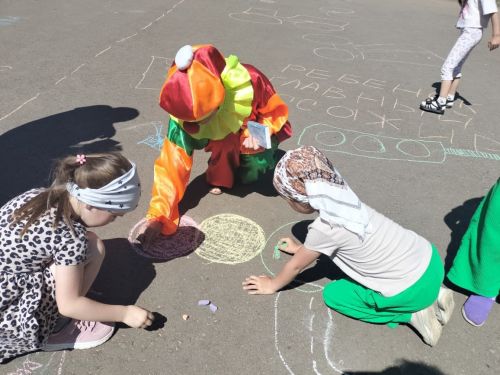 Әкият геройлары һәм төсле акбурлар: «Ромашка»да юл хәрәкәте кагыйдәләренә өйрәтүче чара узды
