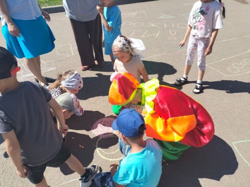 Әкият геройлары һәм төсле акбурлар: «Ромашка»да юл хәрәкәте кагыйдәләренә өйрәтүче чара узды