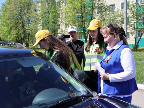 ҖИҢҮ ЮЛЛАРЫ: Актанышның яшь юл хәрәкәте инспекторлары машина йөртүчеләргә Георгий тасмалары таратты