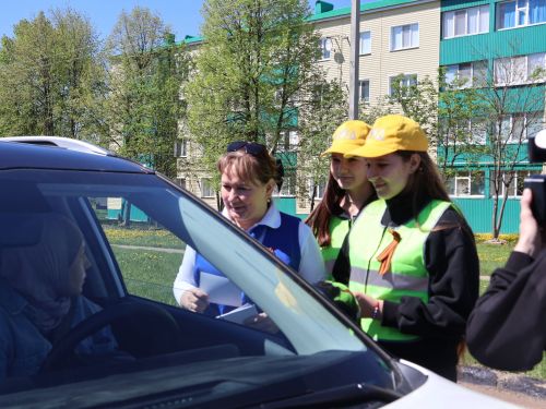 ҖИҢҮ ЮЛЛАРЫ: Актанышның яшь юл хәрәкәте инспекторлары машина йөртүчеләргә Георгий тасмалары таратты