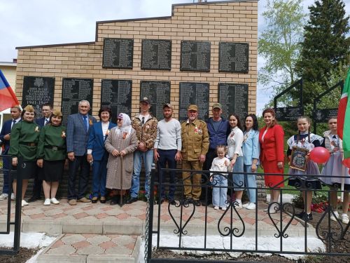 Иске Богады авылында Бөек Җиңү бәйрәмендә махсус хәрби операция батырларына багышлап Хәтер тактасы ачылды