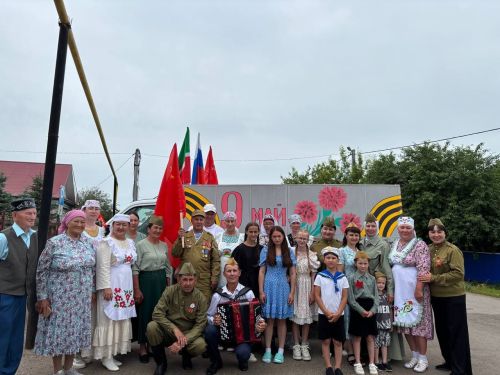 Җиңү байрагын Зөбәер Сабантуенда армия сафларына китәчәк Айнур Галләмов мәйдан буйлап йөртте
