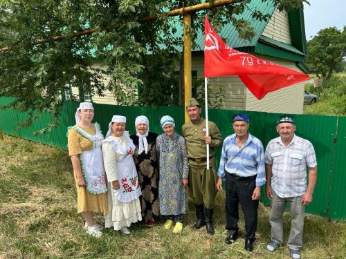 Җиңү байрагын Зөбәер Сабантуенда армия сафларына китәчәк Айнур Галләмов мәйдан буйлап йөртте