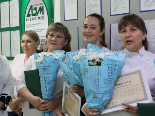 Бәйрәмегез белән: «Стоматолог» җәмгыятенең медицина хезмәткәрләрен Актаныш районы җитәкчелеге котлады