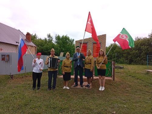 Чалманаратта Җиңү байрагы белән махсус хәрби операция батырларының гаиләләренә килделәр