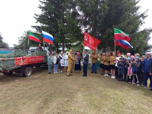 Чалманаратта Җиңү байрагы белән махсус хәрби операция батырларының гаиләләренә килделәр