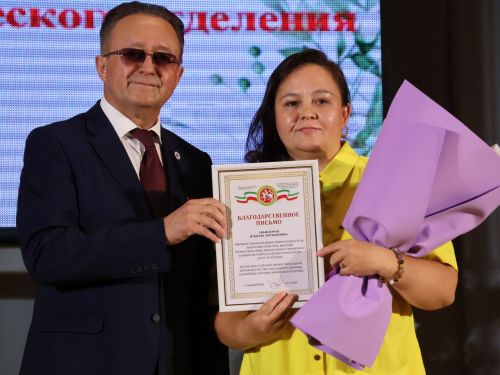 Актаныш хастаханәсе баш табибы Айдар Хәев коллегаларын Медицина хезмәткәрләре көне белән котлады
