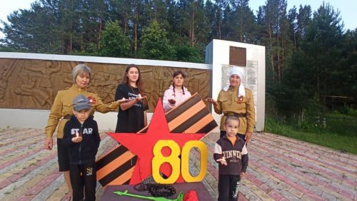 Актаныш яшьләре Җиңү паркында Бөек Җиңү көне өчен гомерләрен биргән райондашларыбызны искә алды