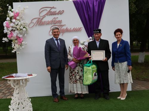 «Пар балдак»та мәңгелек мәхәббәт: Актаныш Бриллиант, Зөбәрҗәт һәм Алтын туй юбилярларын котлады