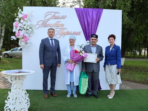 «Пар балдак»та мәңгелек мәхәббәт: Актаныш Бриллиант, Зөбәрҗәт һәм Алтын туй юбилярларын котлады