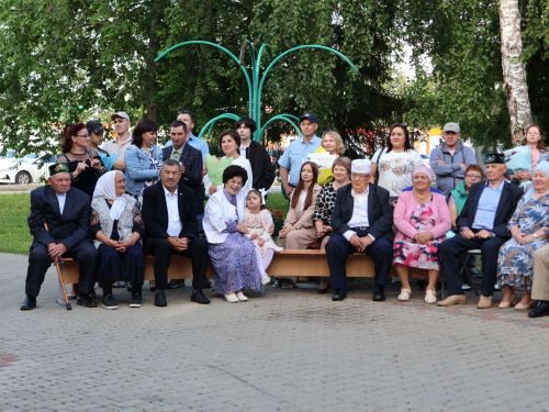 «Пар балдак»та мәңгелек мәхәббәт: Актаныш Бриллиант, Зөбәрҗәт һәм Алтын туй юбилярларын котлады