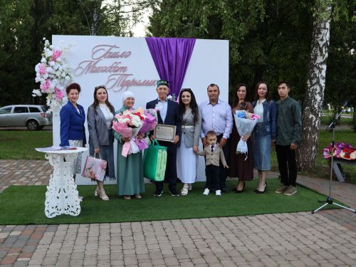 «Пар балдак»та мәңгелек мәхәббәт: Актаныш Бриллиант, Зөбәрҗәт һәм Алтын туй юбилярларын котлады