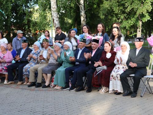 «Пар балдак»та мәңгелек мәхәббәт: Актаныш Бриллиант, Зөбәрҗәт һәм Алтын туй юбилярларын котлады