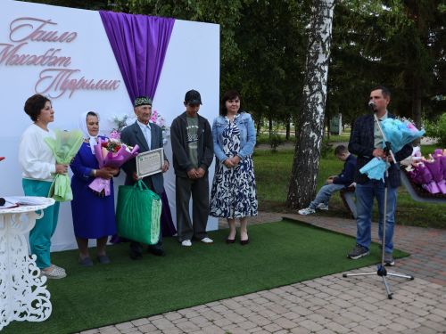 «Пар балдак»та мәңгелек мәхәббәт: Актаныш Бриллиант, Зөбәрҗәт һәм Алтын туй юбилярларын котлады