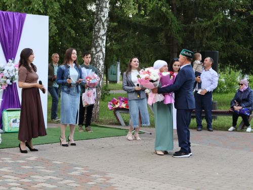 «Пар балдак»та мәңгелек мәхәббәт: Актаныш Бриллиант, Зөбәрҗәт һәм Алтын туй юбилярларын котлады