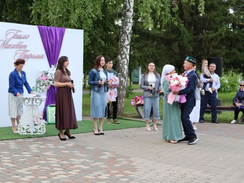 «Пар балдак»та мәңгелек мәхәббәт: Актаныш Бриллиант, Зөбәрҗәт һәм Алтын туй юбилярларын котлады