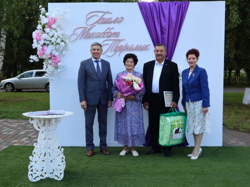 «Пар балдак»та мәңгелек мәхәббәт: Актаныш Бриллиант, Зөбәрҗәт һәм Алтын туй юбилярларын котлады