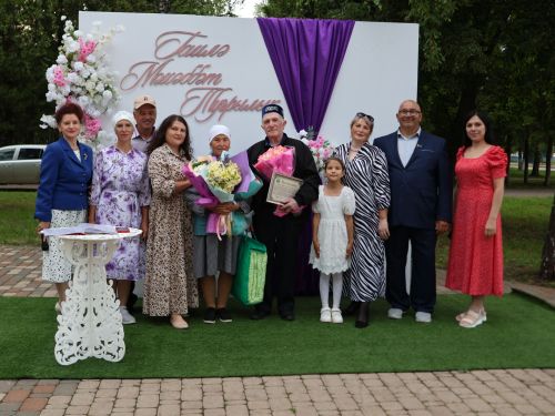 «Пар балдак»та мәңгелек мәхәббәт: Актаныш Бриллиант, Зөбәрҗәт һәм Алтын туй юбилярларын котлады